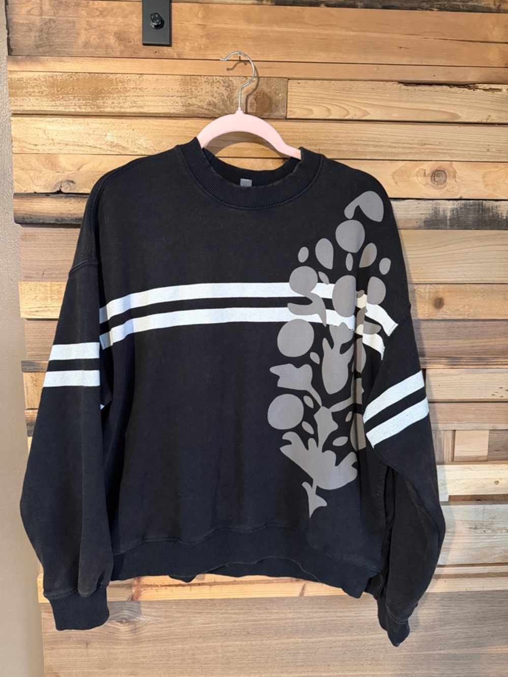 FREE PEOPLE MOVEMENT oversized sweatshirt in black and white with classic logo.